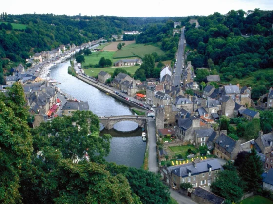 Où habiter en Bretagne pour une retraite paisible ? Les meilleures villes et conseils pour trouver votre lieu idéal