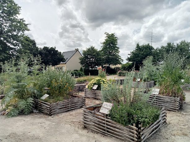 Jardin medieval à Bedee